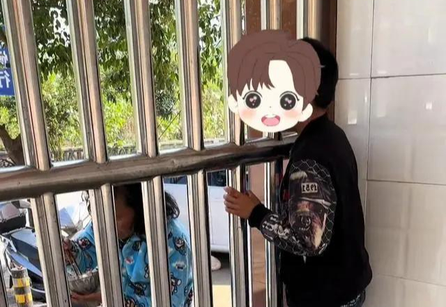 Cô giáo lén theo dõi học sinh sau giờ ăn, phát hiện sự thật ngỡ ngàng: Đây là bài học ý nghĩa hơn cả sách giáo khoa!- Ảnh 1. Cô giáo lén theo dõi học sinh sau giờ ăn, phát hiện sự thật ngỡ ngàng: Đây là bài học ý nghĩa hơn cả sách giáo khoa!- Ảnh 1.