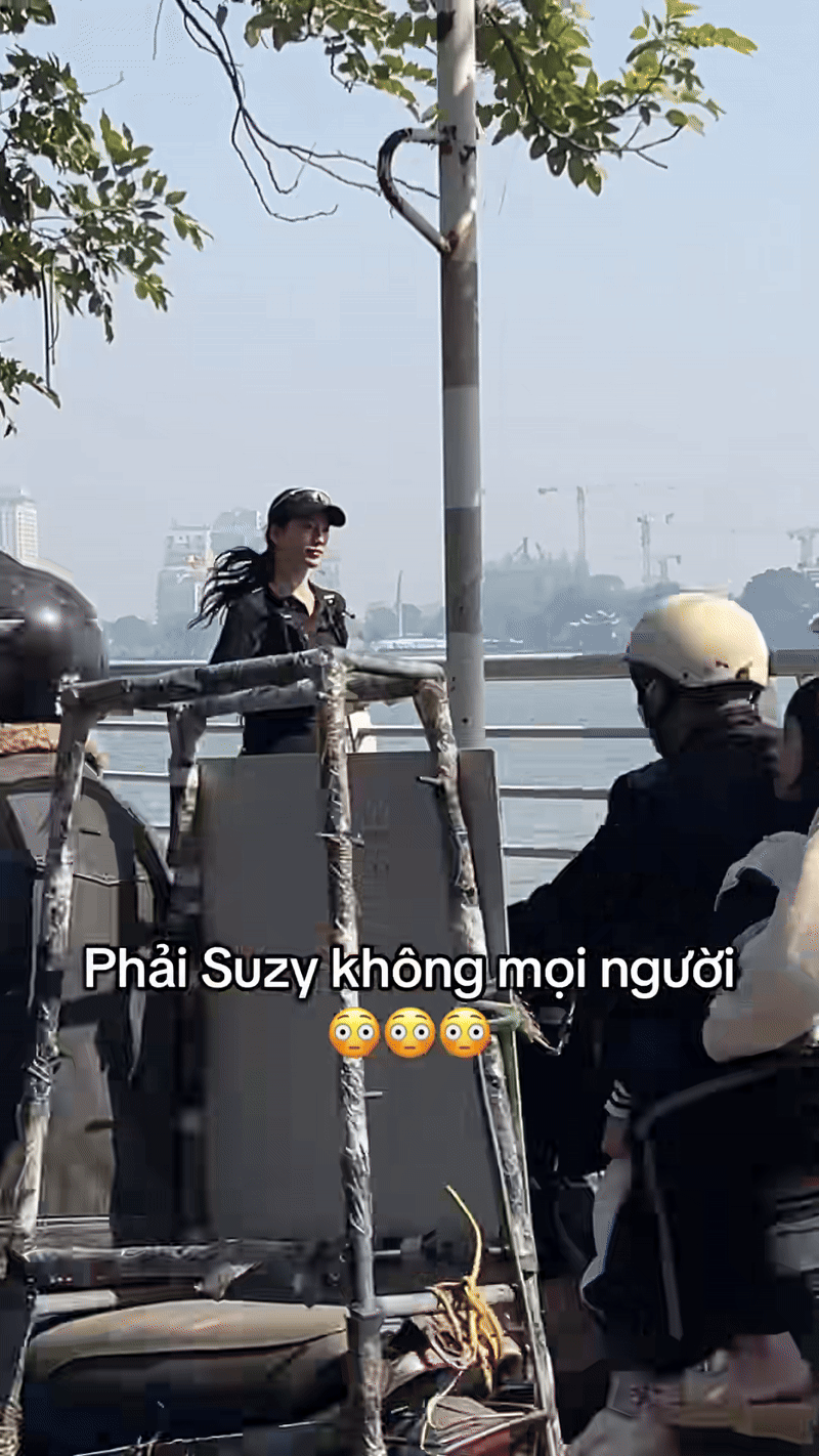 HOT: Bắt gặp Suzy và Kim Seon Ho quay phim ở Hồ Tây, nhan sắc ngoài đời mới là điều gây sốc- Ảnh 1.