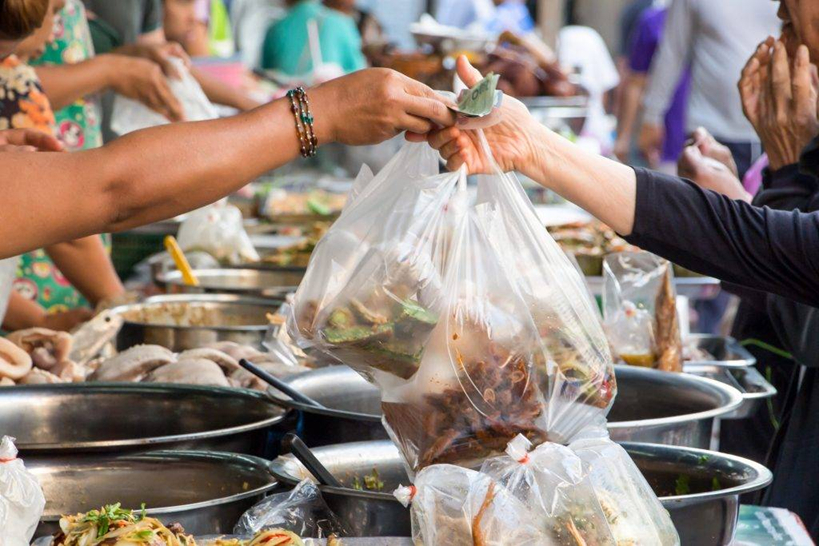 Mẹ 40 tuổi phải cắt bỏ tử cung vì ung thư, con gái lớp 3 đã có kinh nguyệt: Bác sĩ chỉ ra “thủ phạm” trong đồ ăn hằng ngày- Ảnh 1.