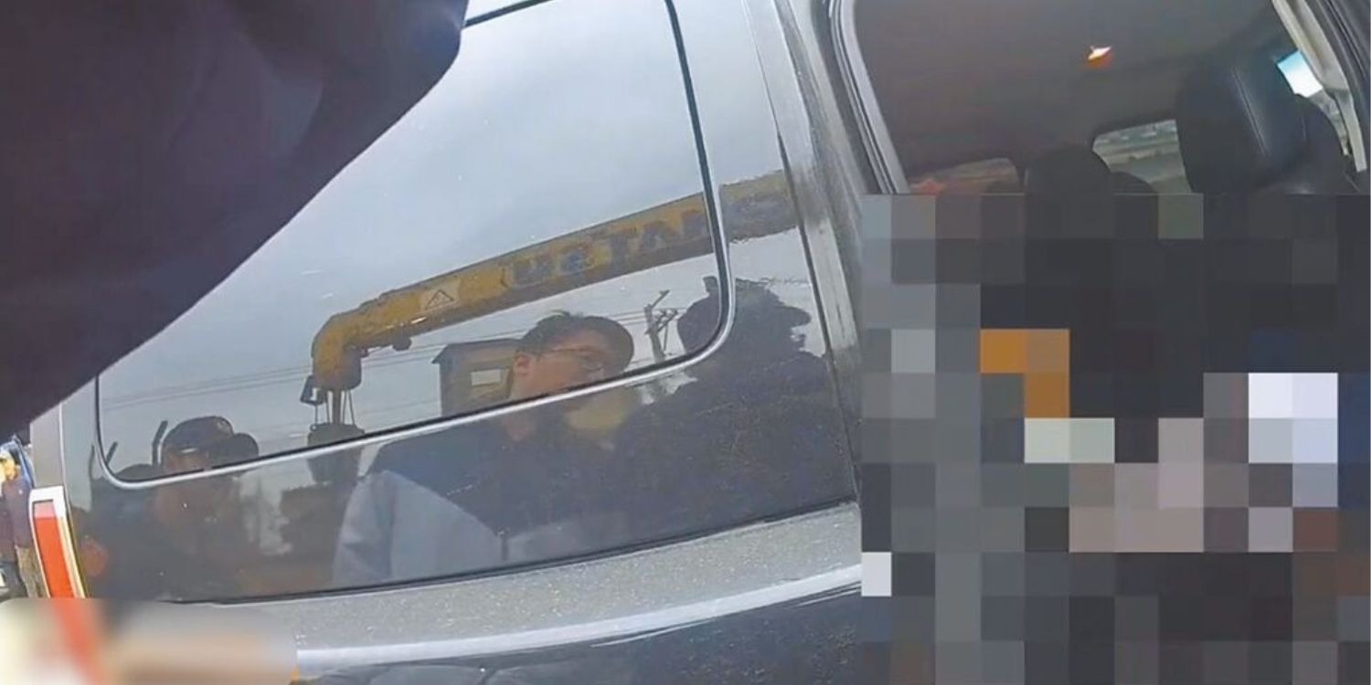 Ngửi thấy mùi hôi phía sau ô tô, tài xế quay đầu lại xem thì sốc nặng- Ảnh 1.