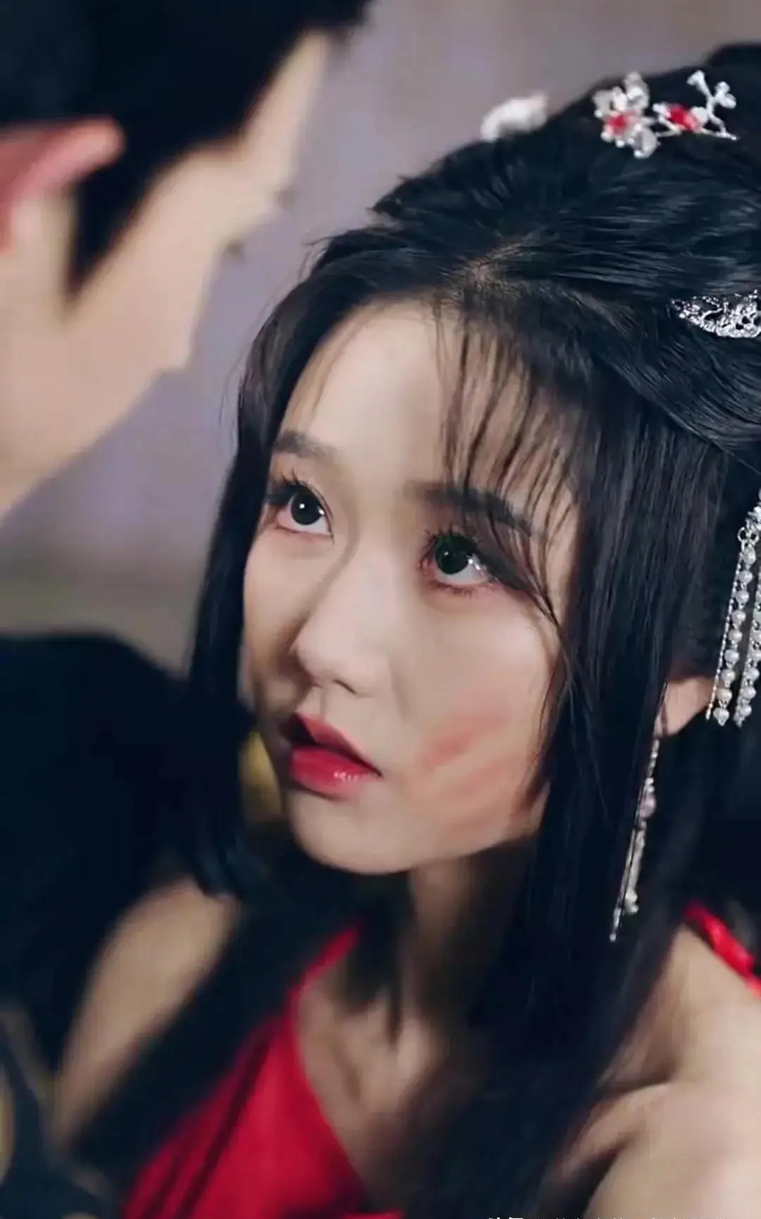 Tràn lan clip nữ thần đẹp bậc nhất showbiz không mời mà tới 1 hôn lễ, làm đủ trò lố lăng phá nát đám cưới- Ảnh 5. Tràn lan clip nữ thần đẹp bậc nhất showbiz không mời mà tới 1 hôn lễ, làm đủ trò lố lăng phá nát đám cưới- Ảnh 5.