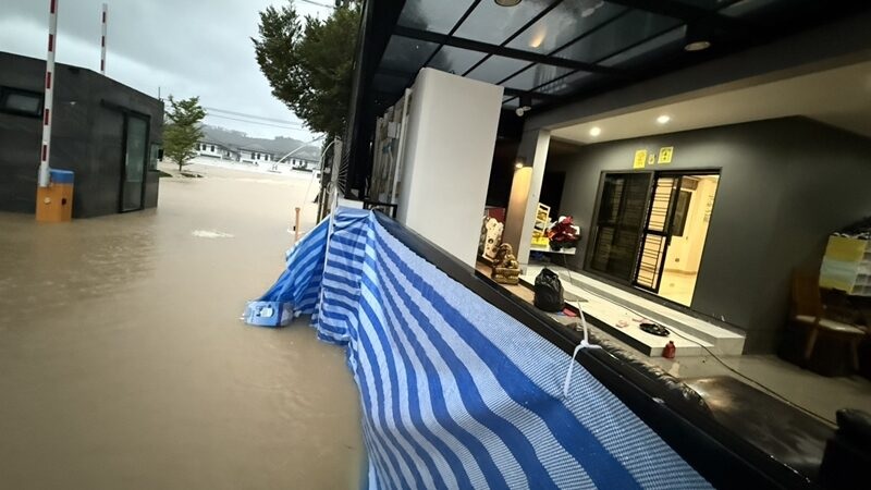 Khám phá “pháo đài khô ráo duy nhất” giữa lũ ở Thái Lan- Ảnh 2. Khám phá “pháo đài khô ráo duy nhất” giữa lũ ở Thái Lan- Ảnh 2.