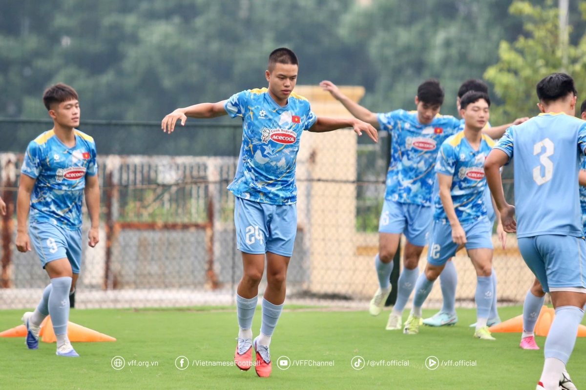 Nóng: HLV Kim Sang-sik chốt 23 cầu thủ dự SEA Games 33, Việt kiều giá 10 tỷ đồng bị loại- Ảnh 1.