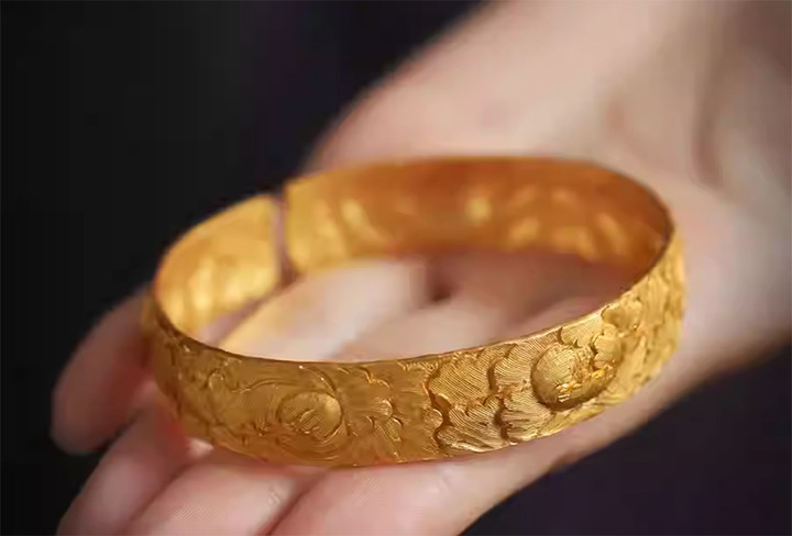 Ăn trộm vòng vàng của bạn gái để mua quà kỷ niệm 1 năm yêu nhau- Ảnh 1.