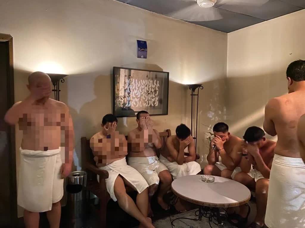 Đột kích cơ sở mát-xa đồng tính, bắt giữ 201 người gồm bác sĩ, giáo viên, sĩ quan- Ảnh 2. Đột kích cơ sở mát-xa đồng tính, bắt giữ 201 người gồm bác sĩ, giáo viên, sĩ quan- Ảnh 2.