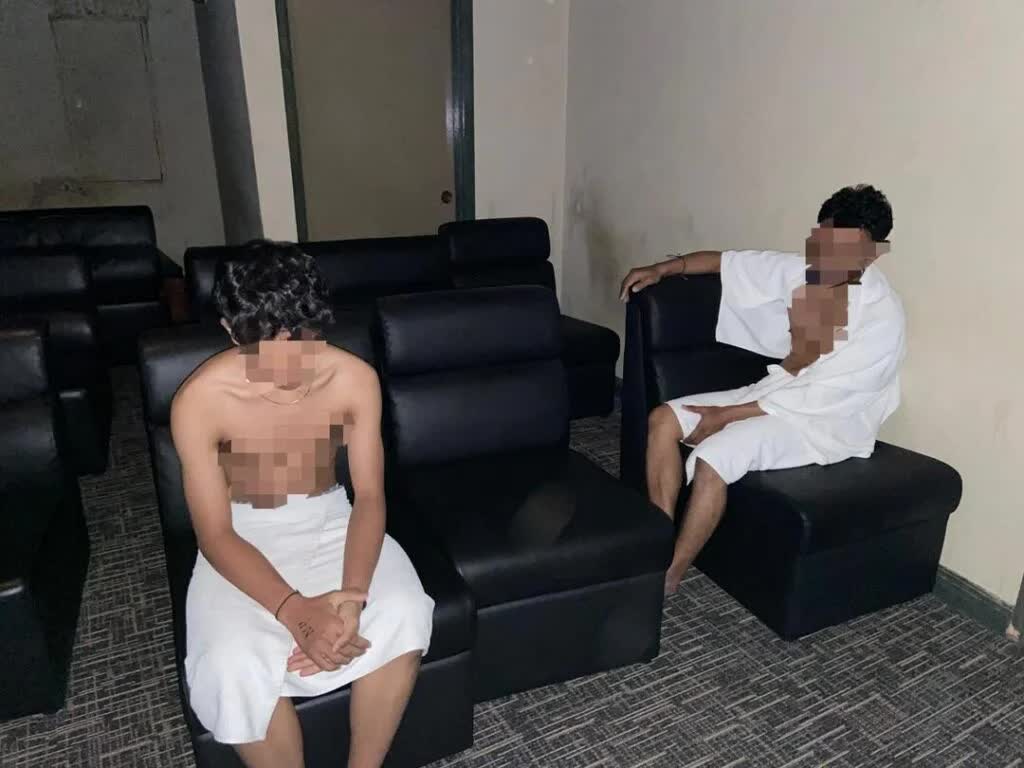 Đột kích cơ sở mát-xa đồng tính, bắt giữ 201 người gồm bác sĩ, giáo viên, sĩ quan- Ảnh 1. Đột kích cơ sở mát-xa đồng tính, bắt giữ 201 người gồm bác sĩ, giáo viên, sĩ quan- Ảnh 1.
