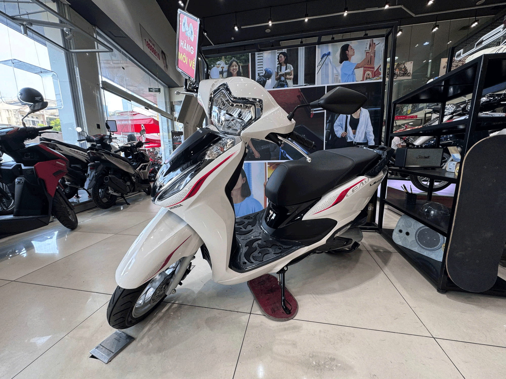 Xe máy Honda bị đẩy giá cao chót vót- Ảnh 1. Xe máy Honda bị đẩy giá cao chót vót- Ảnh 1.