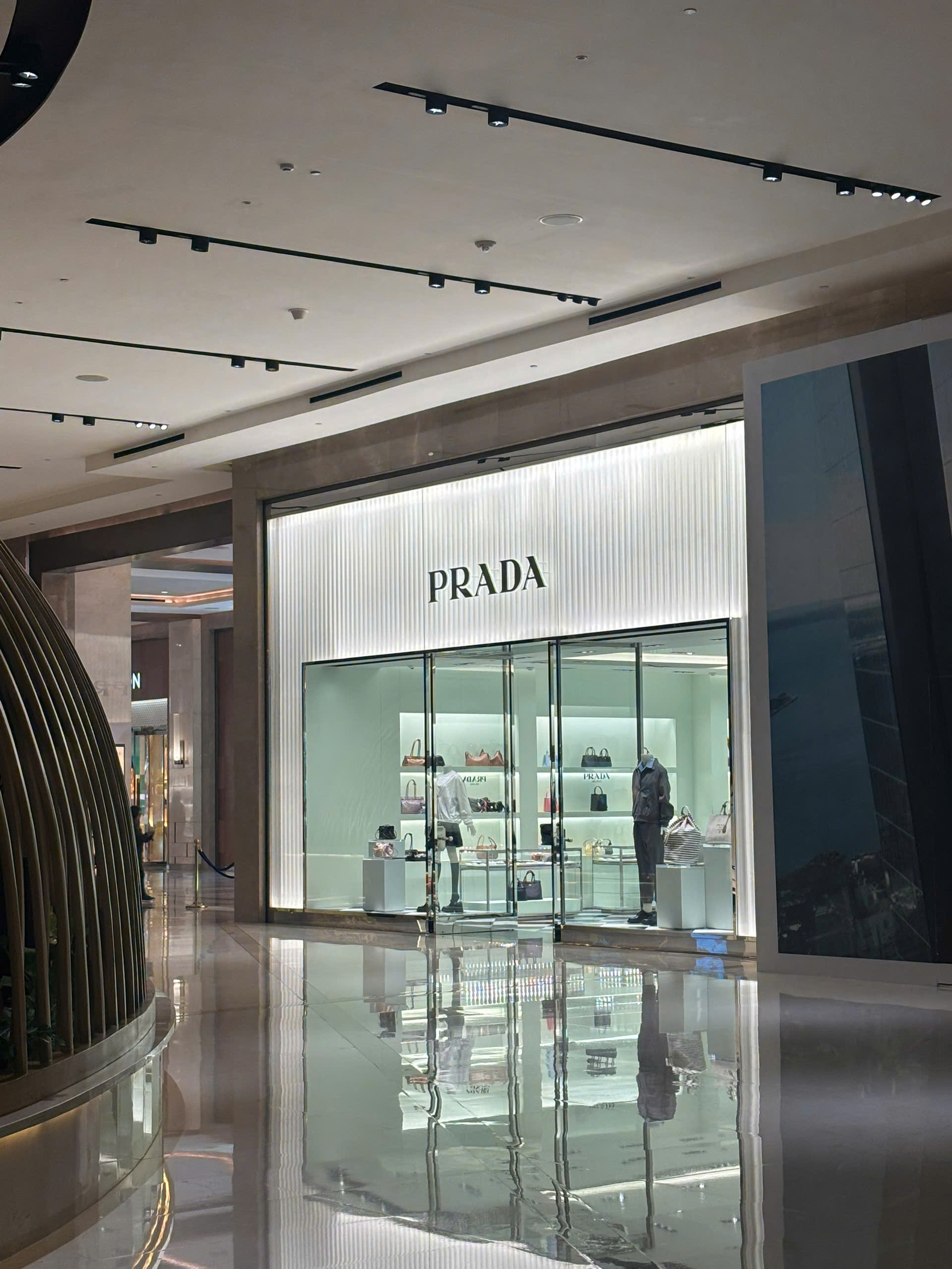 Khách Việt choáng trước 1 khách sạn ở Philippines: Có nguyên TTTM bên trong, giá phòng lên đến hàng trăm triệu 1 đêm- Ảnh 10.