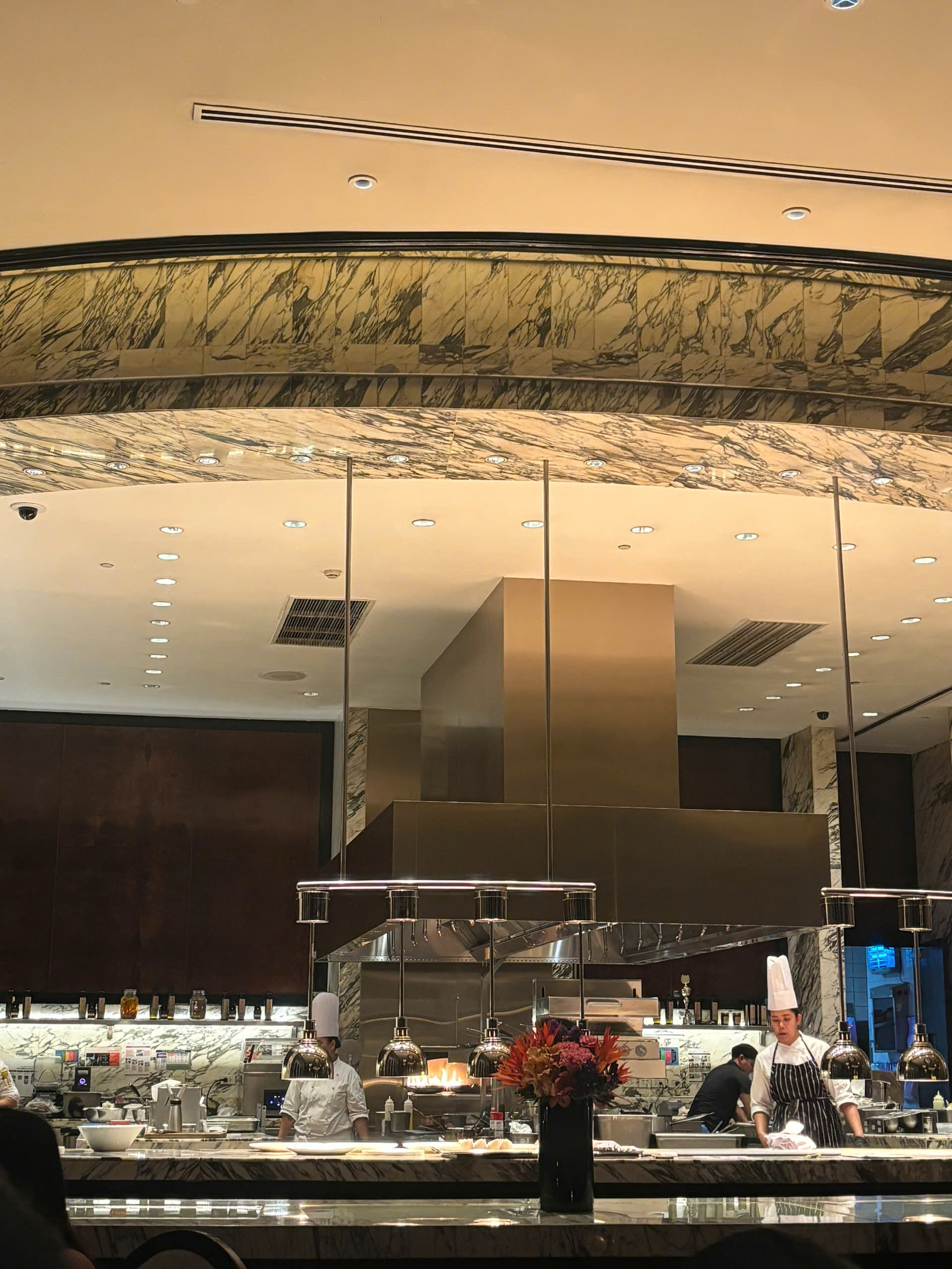 Khách Việt choáng trước 1 khách sạn ở Philippines: Có nguyên TTTM bên trong, giá phòng lên đến hàng trăm triệu 1 đêm- Ảnh 3.