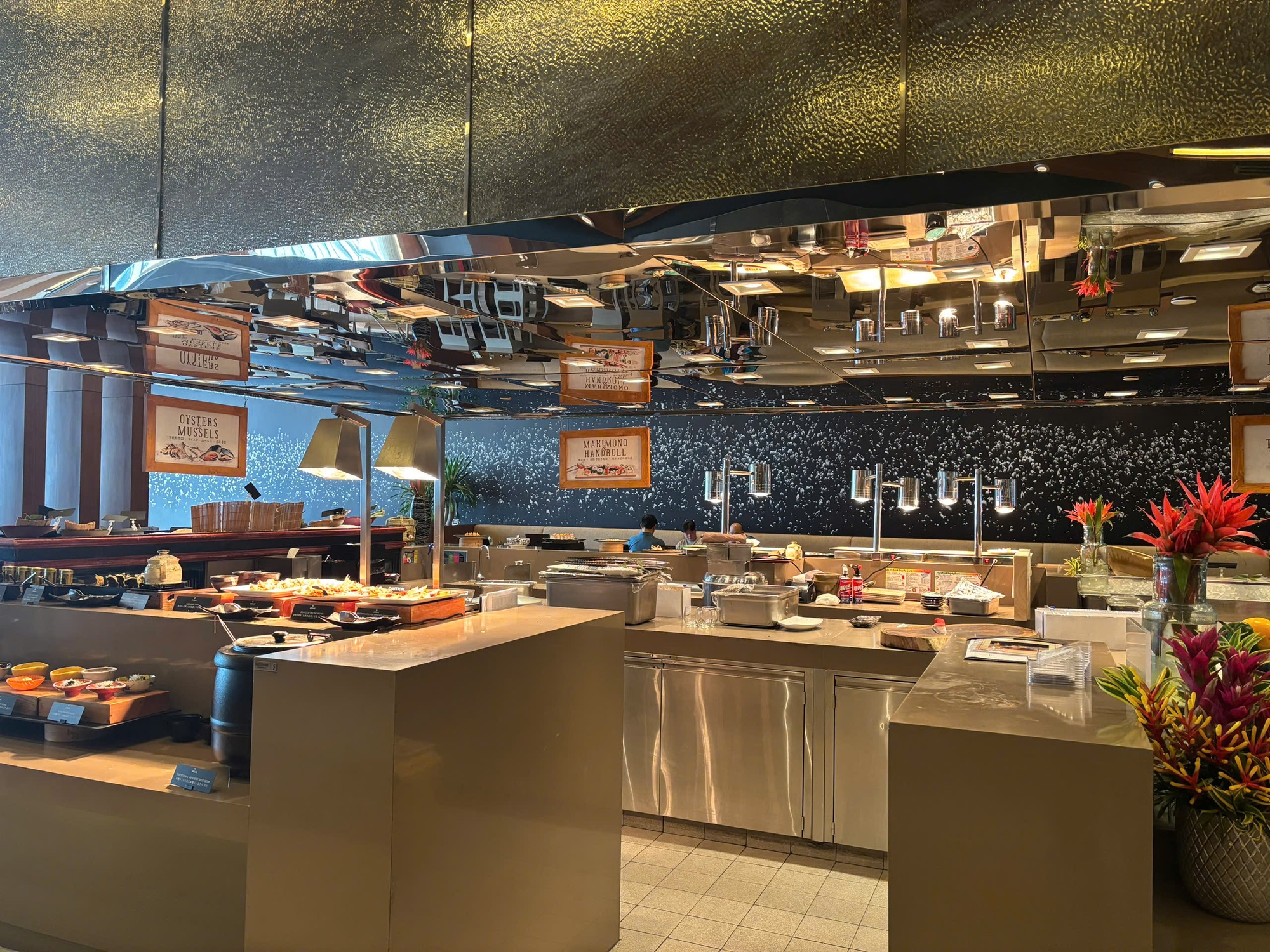 Khách Việt choáng trước 1 khách sạn ở Philippines: Có nguyên TTTM bên trong, giá phòng lên đến hàng trăm triệu 1 đêm- Ảnh 2.