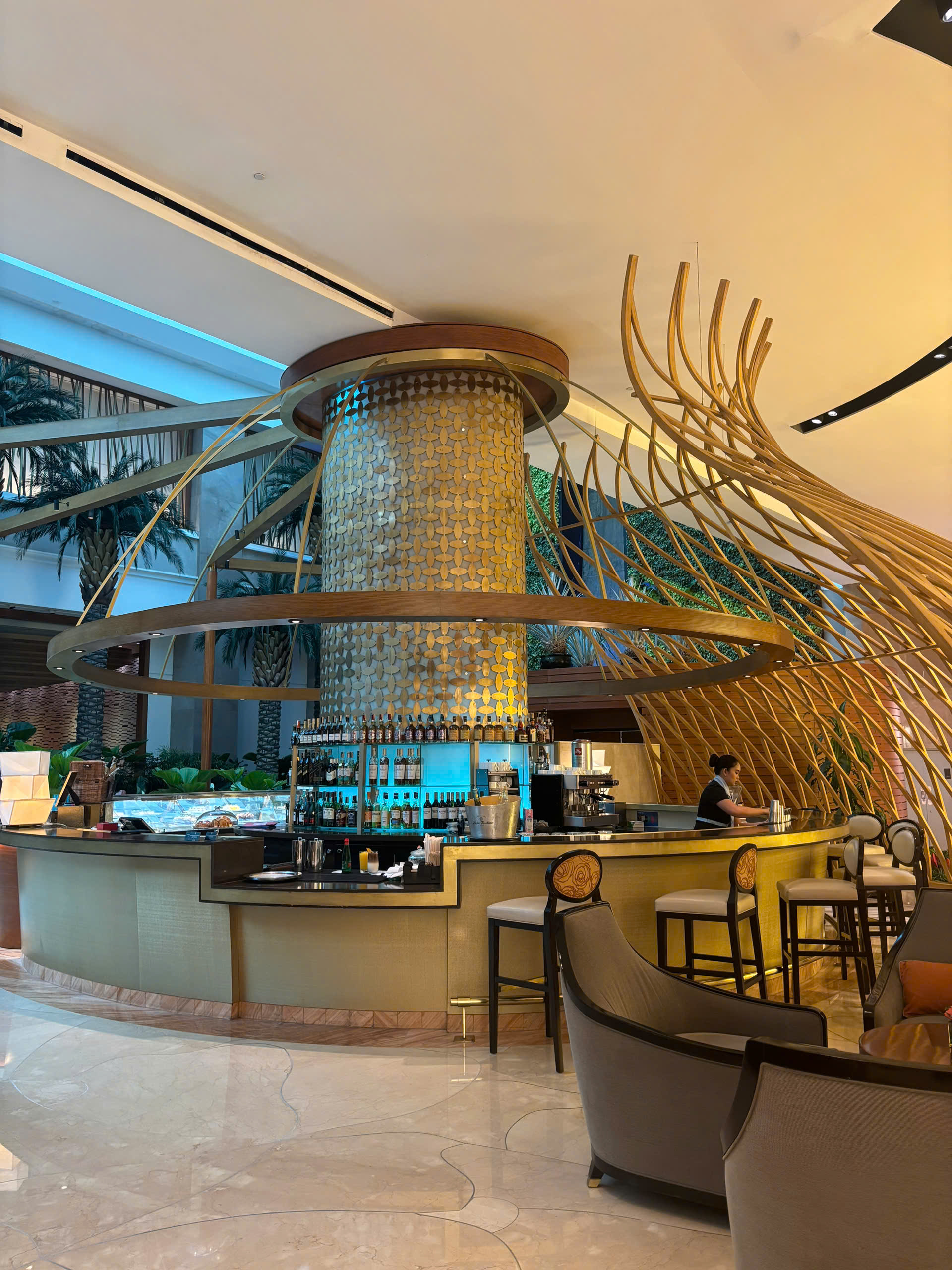 Khách Việt choáng trước 1 khách sạn ở Philippines: Có nguyên TTTM bên trong, giá phòng lên đến hàng trăm triệu 1 đêm- Ảnh 4.