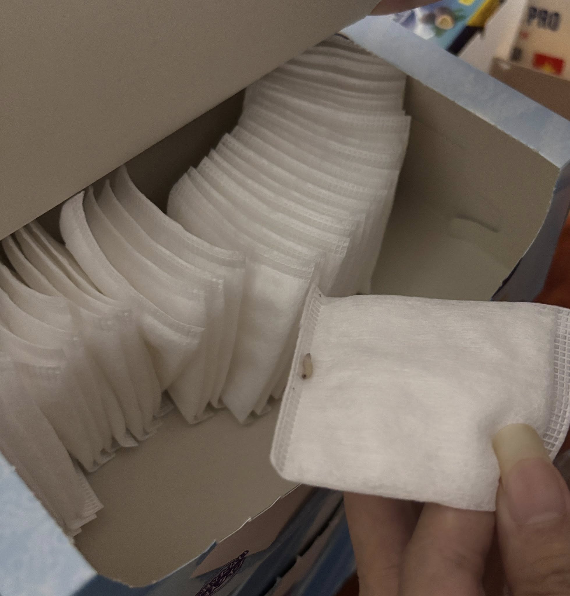 Kết luận kiểm tra vụ bông tẩy trang có dòi mua trên livestream Hannah Olala- Ảnh 1. Kết luận kiểm tra vụ bông tẩy trang có dòi mua trên livestream Hannah Olala- Ảnh 1.