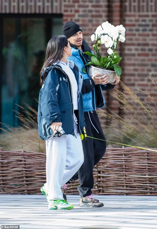 "Tóm dính" cậu hai nhà Beckham đeo nhẫn áp út cùng bạn gái xinh đẹp, cười tít mắt khi tình "gương vỡ lại lành"- Ảnh 4.