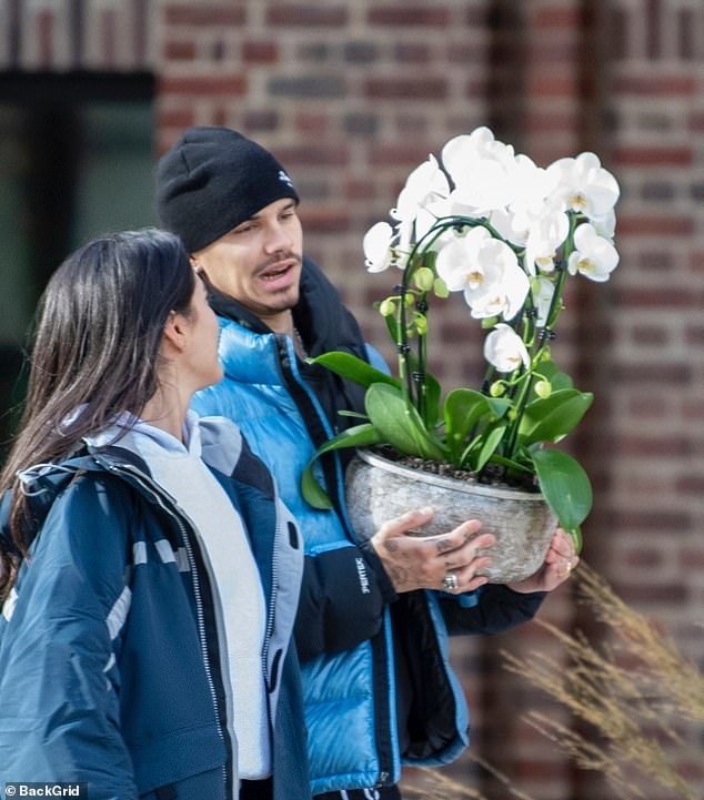 "Tóm dính" cậu hai nhà Beckham đeo nhẫn áp út cùng bạn gái xinh đẹp, cười tít mắt khi tình "gương vỡ lại lành"- Ảnh 2.