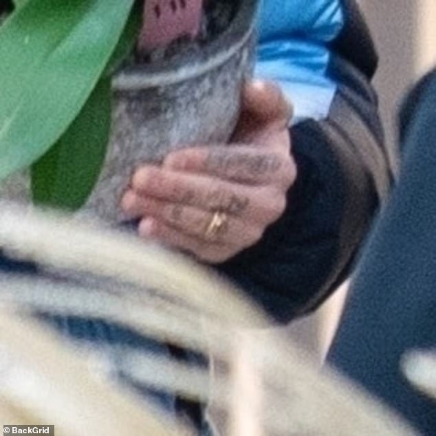 "Tóm dính" cậu hai nhà Beckham đeo nhẫn áp út cùng bạn gái xinh đẹp, cười tít mắt khi tình "gương vỡ lại lành"- Ảnh 5.