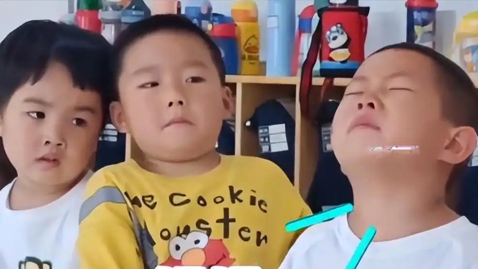 Đứa trẻ đi học về nói: cô dùng xẻng đánh con