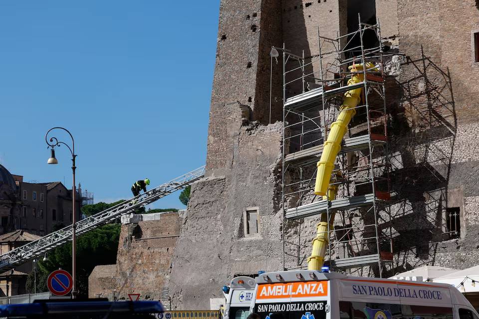 Tháp cổ ở Rome bị sập, đè chết công nhân- Ảnh 3. Tháp cổ ở Rome bị sập, đè chết công nhân- Ảnh 3.