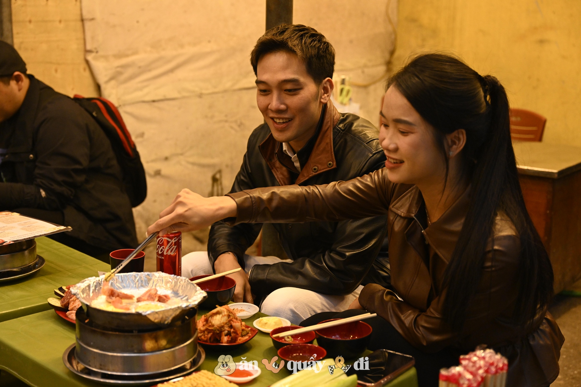 Khách xếp hàng từ sớm để gặp chú chó "nuôi được cả chủ" ở Hà Nội- Ảnh 8. Khách xếp hàng từ sớm để gặp chú chó "nuôi được cả chủ" ở Hà Nội- Ảnh 8.