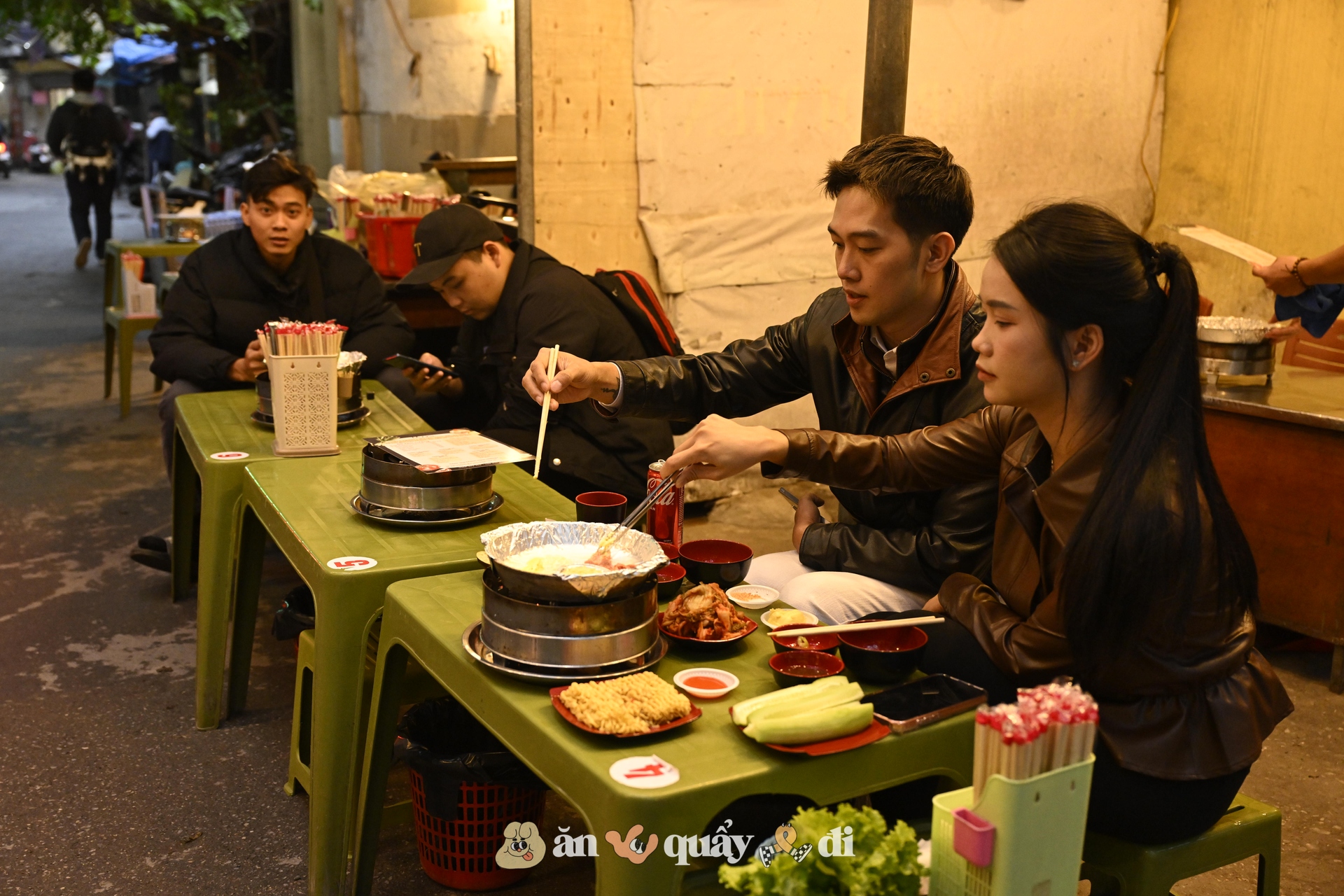 Khách xếp hàng từ sớm để gặp chú chó "nuôi được cả chủ" ở Hà Nội- Ảnh 9. Khách xếp hàng từ sớm để gặp chú chó "nuôi được cả chủ" ở Hà Nội- Ảnh 9.