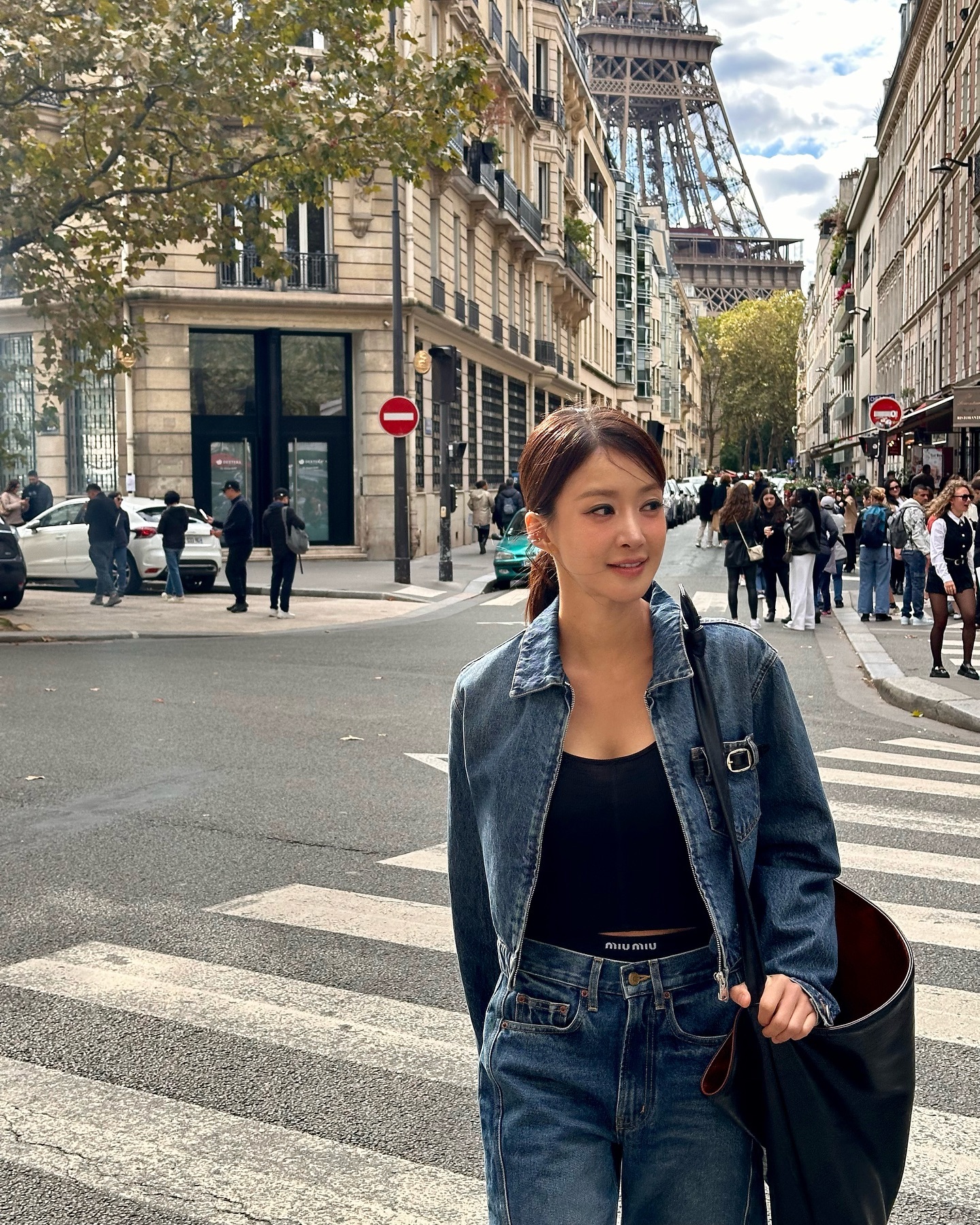 4 món đồ denim sành điệu nhất dành cho phụ nữ 40+, cứ mặc lên là hack tuổi xuất sắc- Ảnh 1.