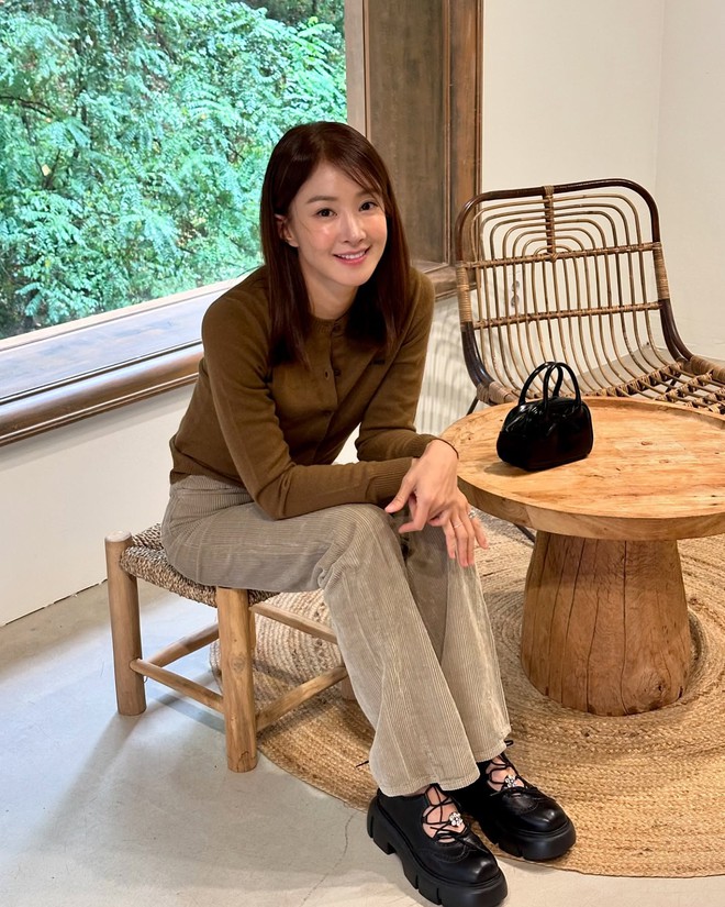 Phụ nữ 40+ sành điệu sẽ không mặc quần quá rộng mà ưu tiên kiểu quần thanh lịch, tôn dáng này- Ảnh 2.