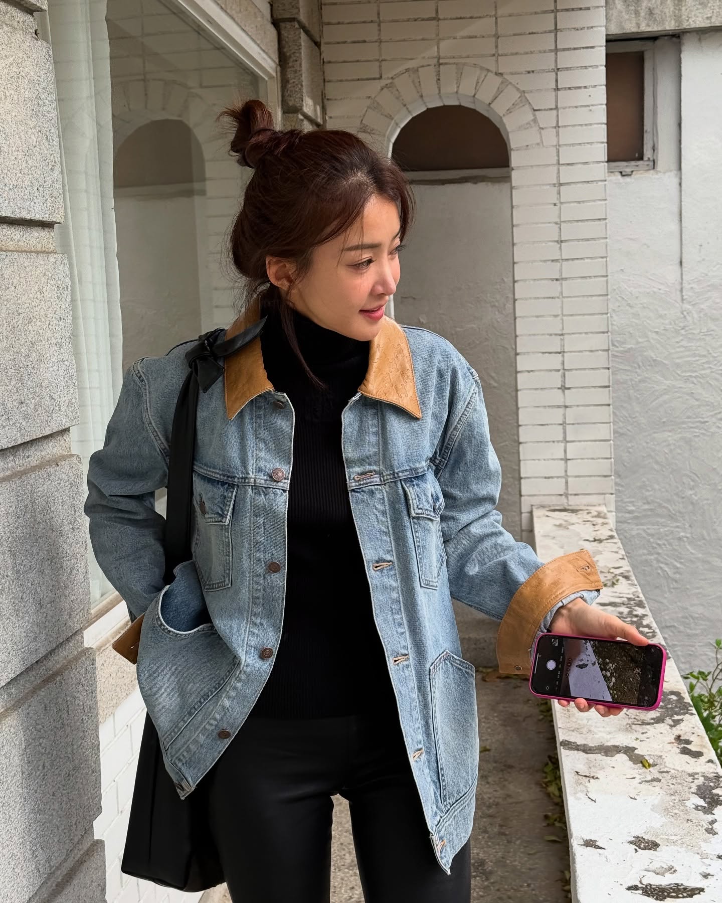 4 món đồ denim sành điệu nhất dành cho phụ nữ 40+, cứ mặc lên là hack tuổi xuất sắc- Ảnh 2.