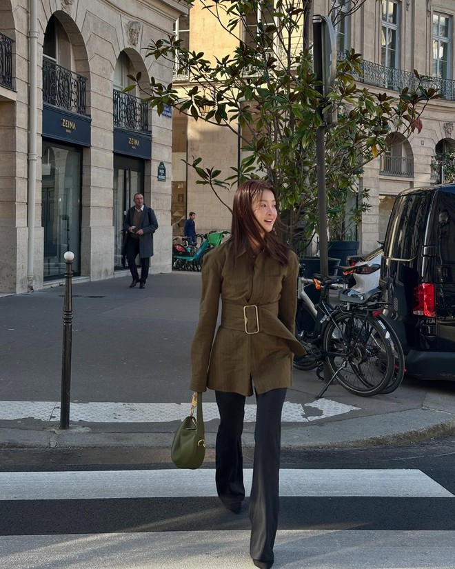 Phụ nữ 40+ sành điệu sẽ không mặc quần quá rộng mà ưu tiên kiểu quần thanh lịch, tôn dáng này- Ảnh 5.