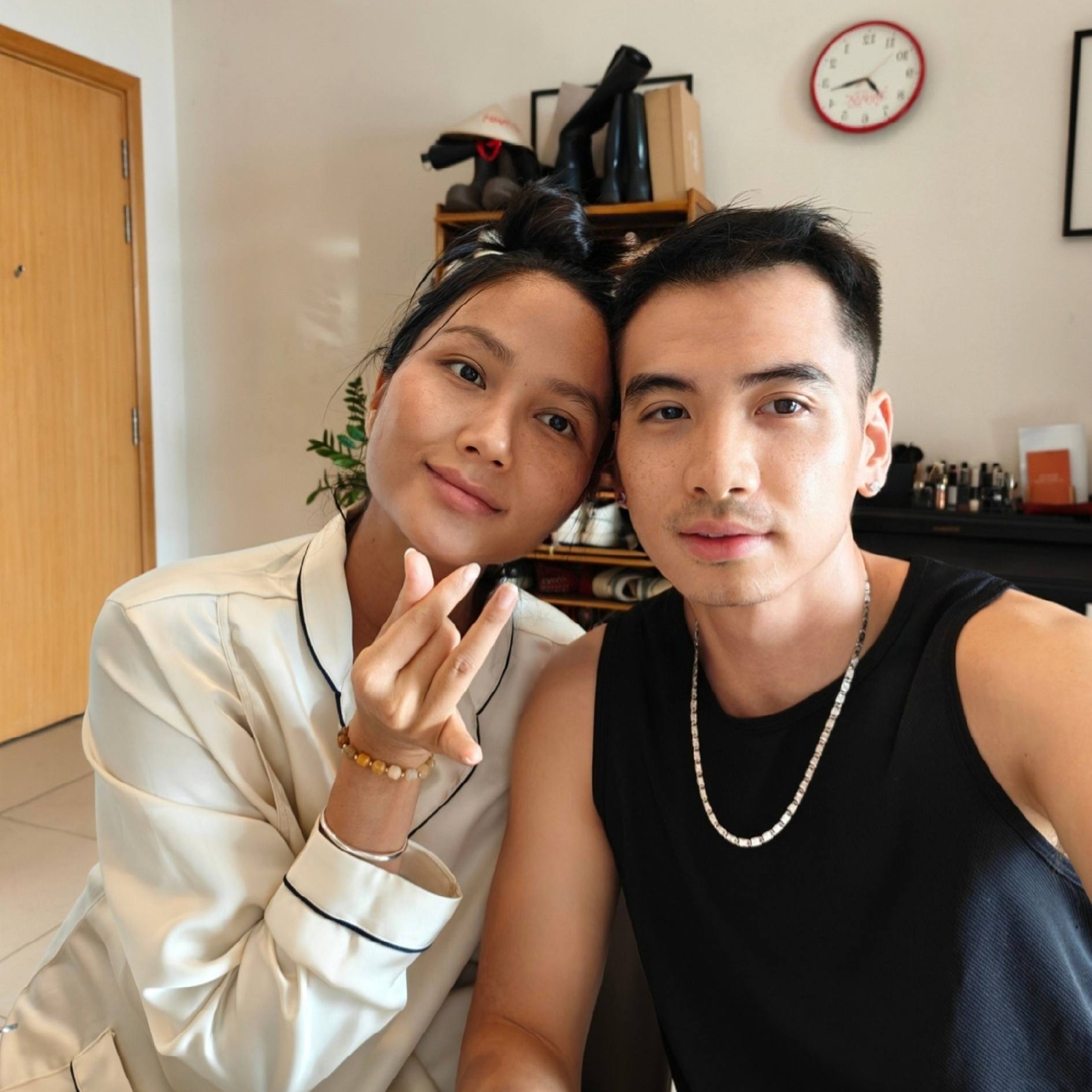 Cứ mỗi lần pha trò, vợ chồng Hoa hậu H'Hen Niê lại phải xin lỗi- Ảnh 12. Cứ mỗi lần pha trò, vợ chồng Hoa hậu H'Hen Niê lại phải xin lỗi- Ảnh 12.