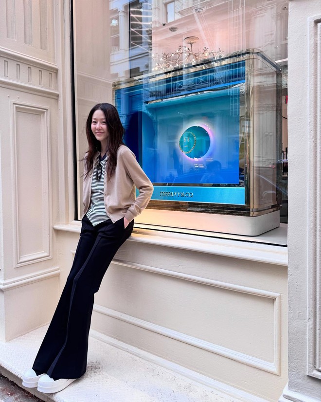 Phụ nữ 40+ sành điệu sẽ không mặc quần quá rộng mà ưu tiên kiểu quần thanh lịch, tôn dáng này- Ảnh 8.