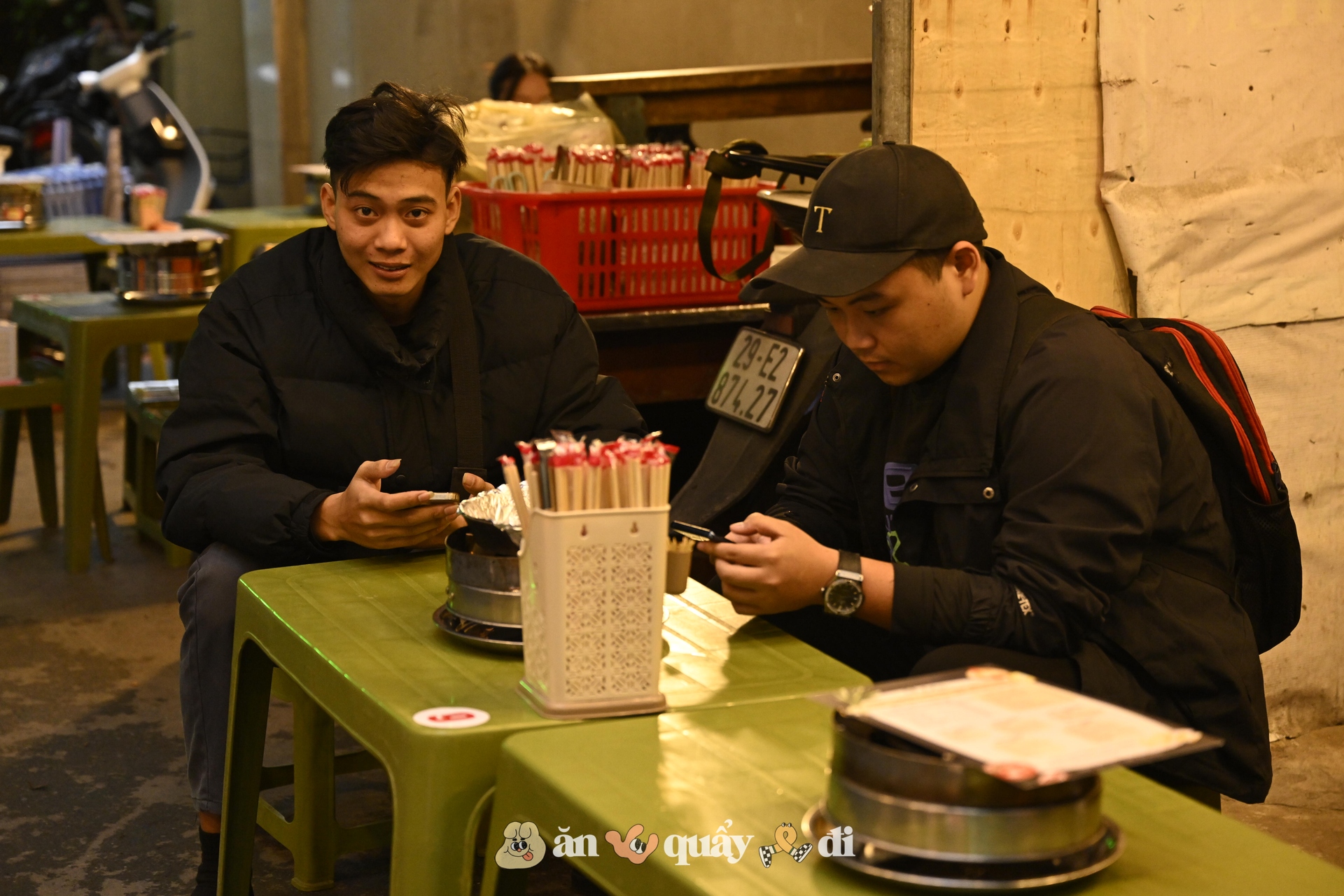 Khách xếp hàng từ sớm để gặp chú chó "nuôi được cả chủ" ở Hà Nội- Ảnh 10. Khách xếp hàng từ sớm để gặp chú chó "nuôi được cả chủ" ở Hà Nội- Ảnh 10.