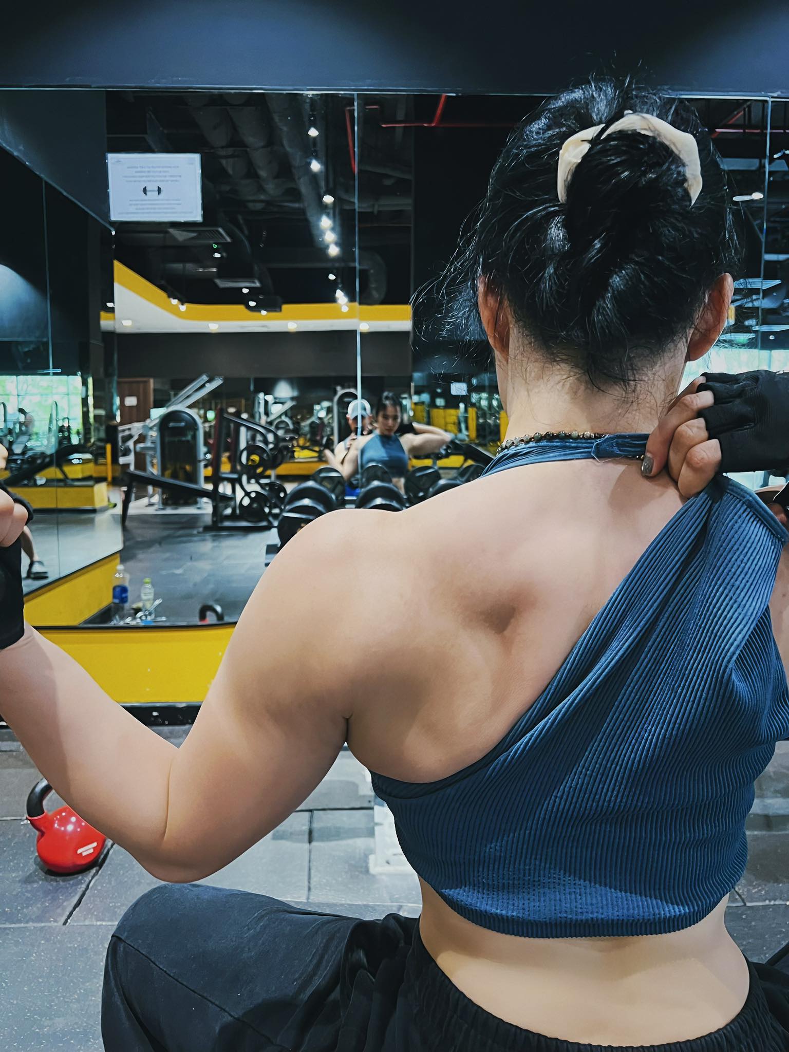 Bắt gặp Angela Phương Trinh sánh đôi bên Phạm Văn Mách, ngoại hình đàng gái có 