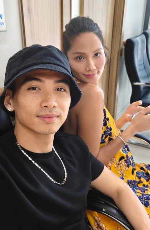 Cứ mỗi lần pha trò, vợ chồng Hoa hậu H'Hen Niê lại phải xin lỗi- Ảnh 13. Cứ mỗi lần pha trò, vợ chồng Hoa hậu H'Hen Niê lại phải xin lỗi- Ảnh 13.