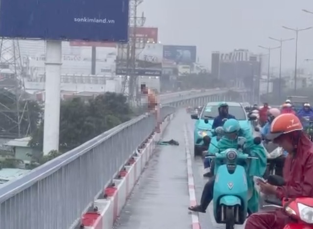 Vụ người đàn ông bỏ lại ô tô, nhảy cầu ở TP.HCM: Gia đình tiết lộ thông tin bất ngờ- Ảnh 1.