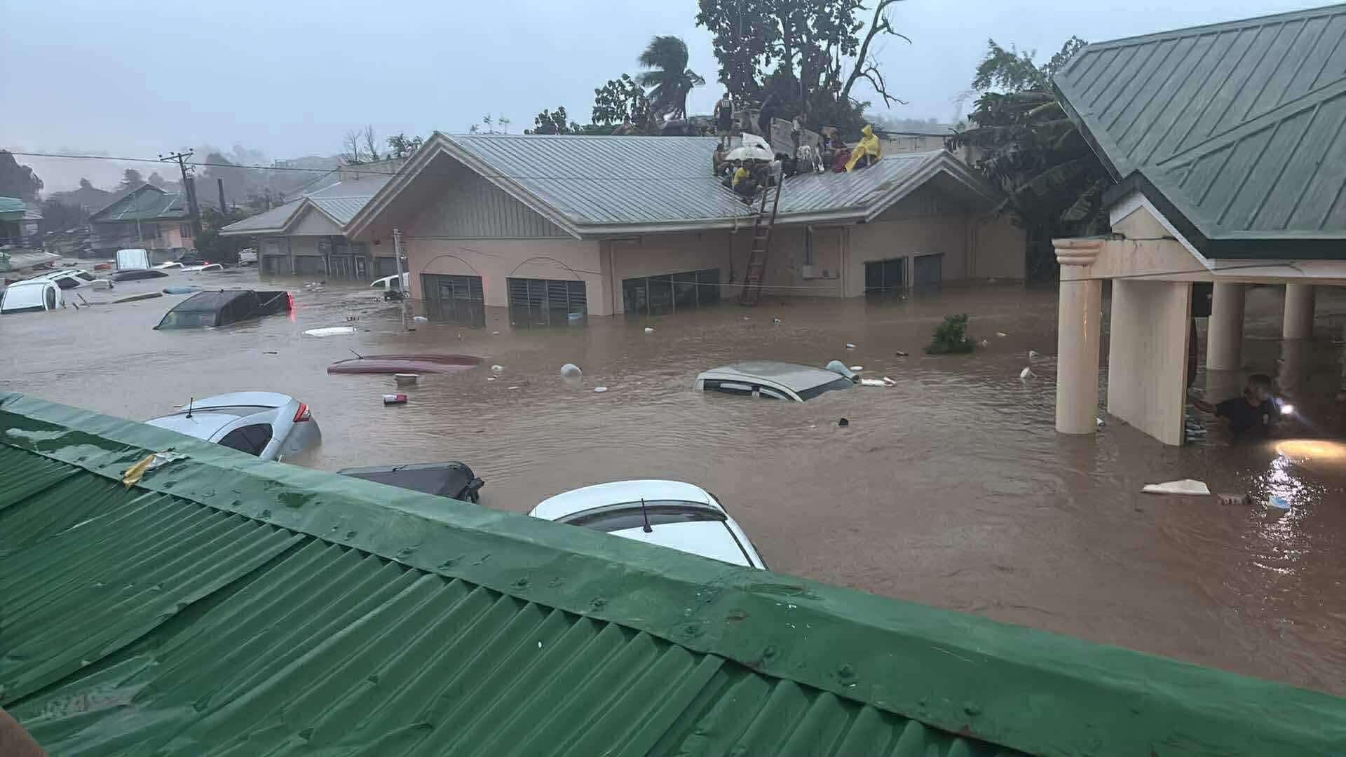 Bão Kalmaegi sầm sập đổ bộ, nhiều khu dân cư chìm trong biển nước, ô tô trôi lênh đênh trên đường phố- Ảnh 9. Bão Kalmaegi sầm sập đổ bộ, nhiều khu dân cư chìm trong biển nước, ô tô trôi lênh đênh trên đường phố- Ảnh 9.