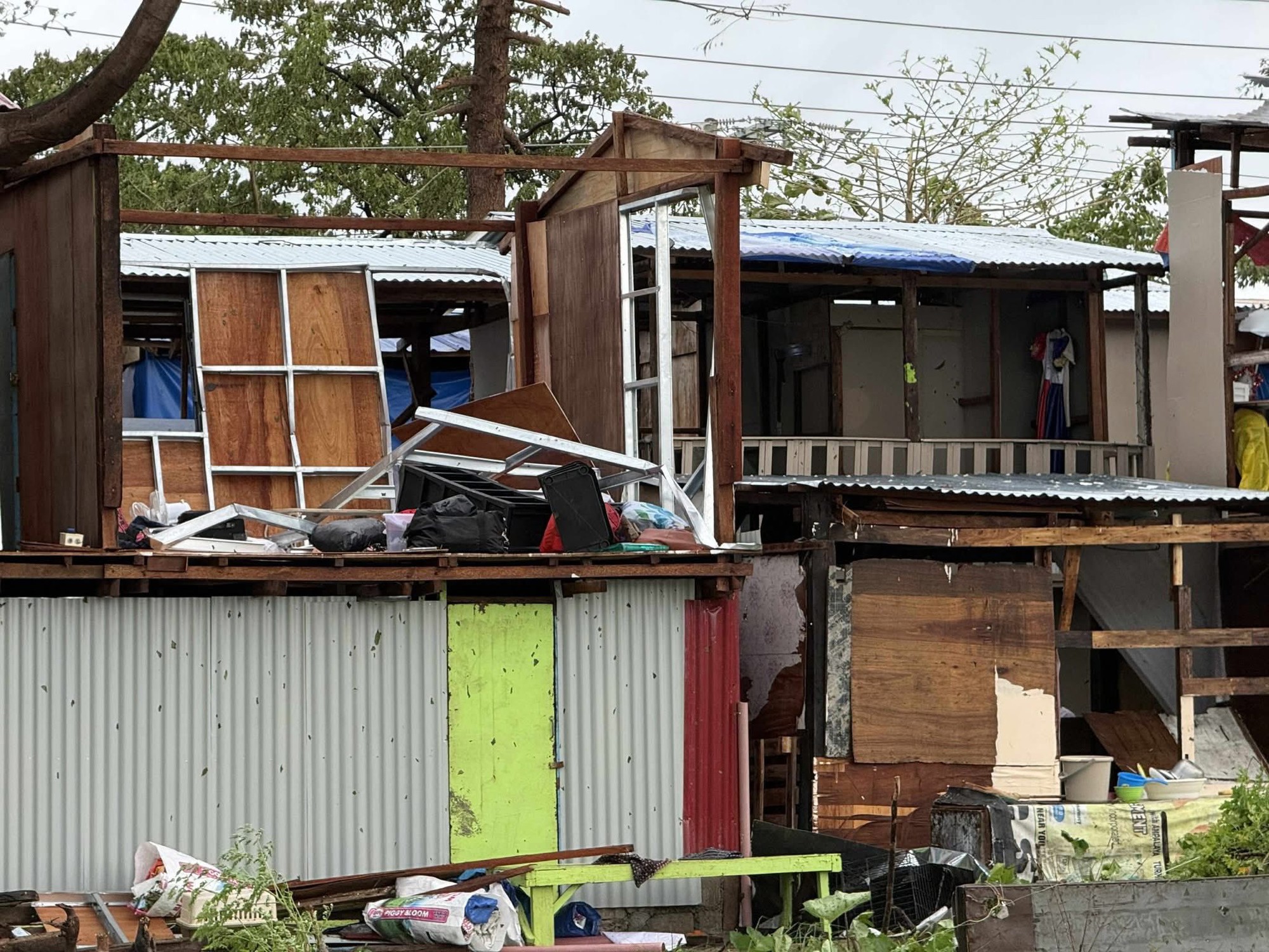 Bão Kalmaegi sầm sập đổ bộ, nhiều khu dân cư chìm trong biển nước, ô tô trôi lênh đênh trên đường phố- Ảnh 12. Bão Kalmaegi sầm sập đổ bộ, nhiều khu dân cư chìm trong biển nước, ô tô trôi lênh đênh trên đường phố- Ảnh 12.