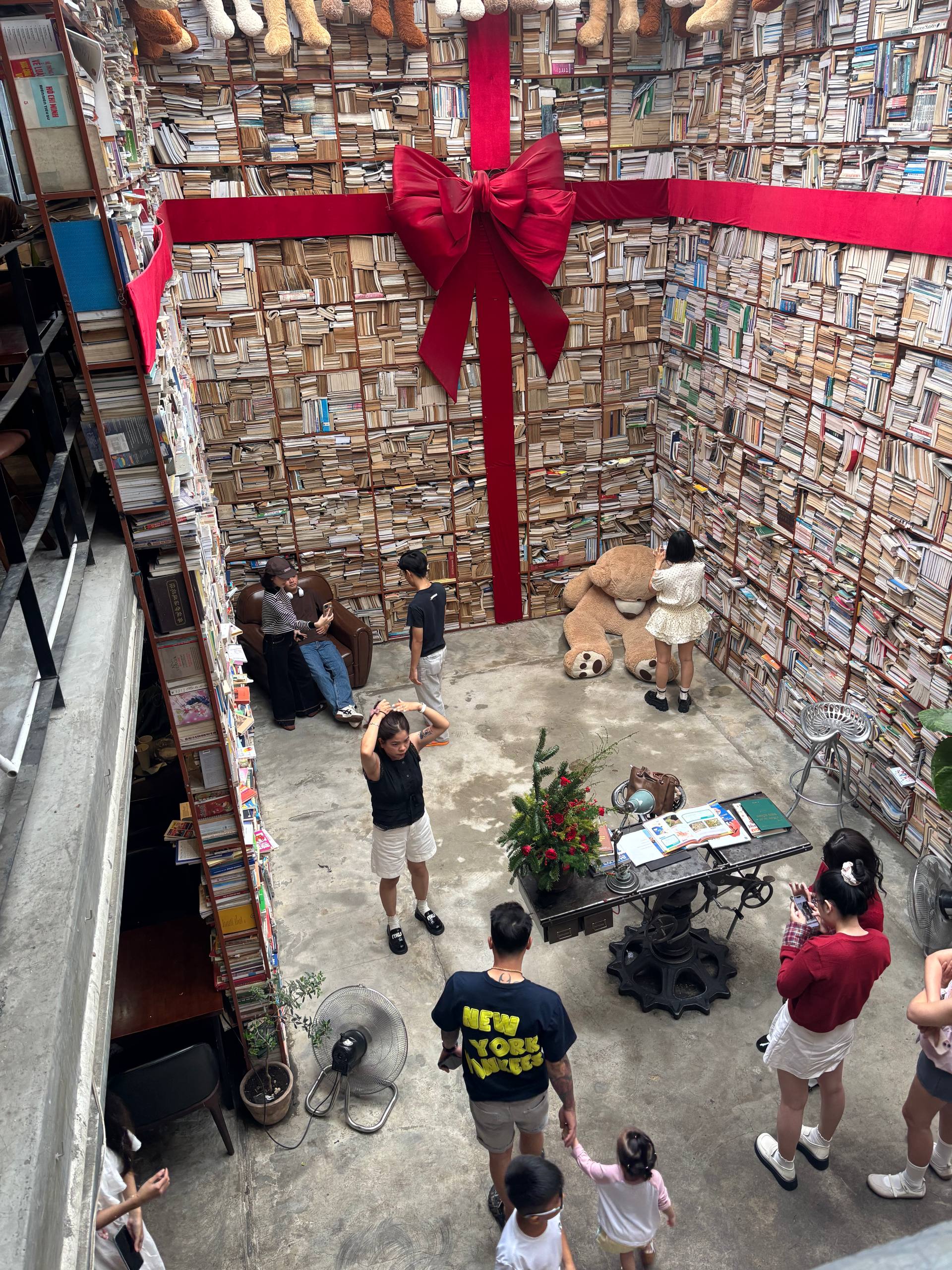 Không còn đi du lịch hay đến quán cà phê đẹp, "quẩy" concert là thú vui mới của giới trẻ mỗi cuối tuần- Ảnh 1.