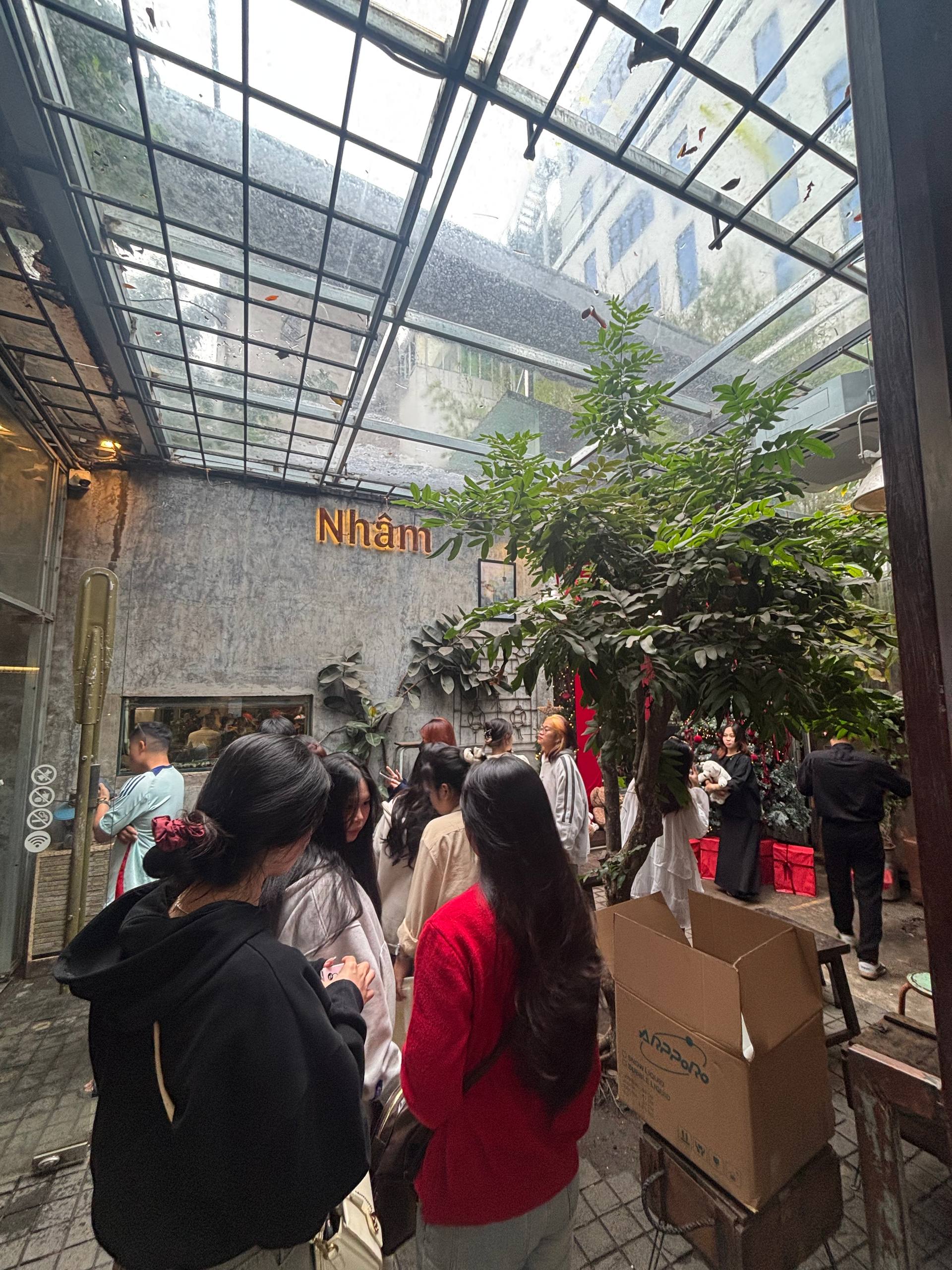 Không còn đi du lịch hay đến quán cà phê đẹp, "quẩy" concert là thú vui mới của giới trẻ mỗi cuối tuần- Ảnh 2.