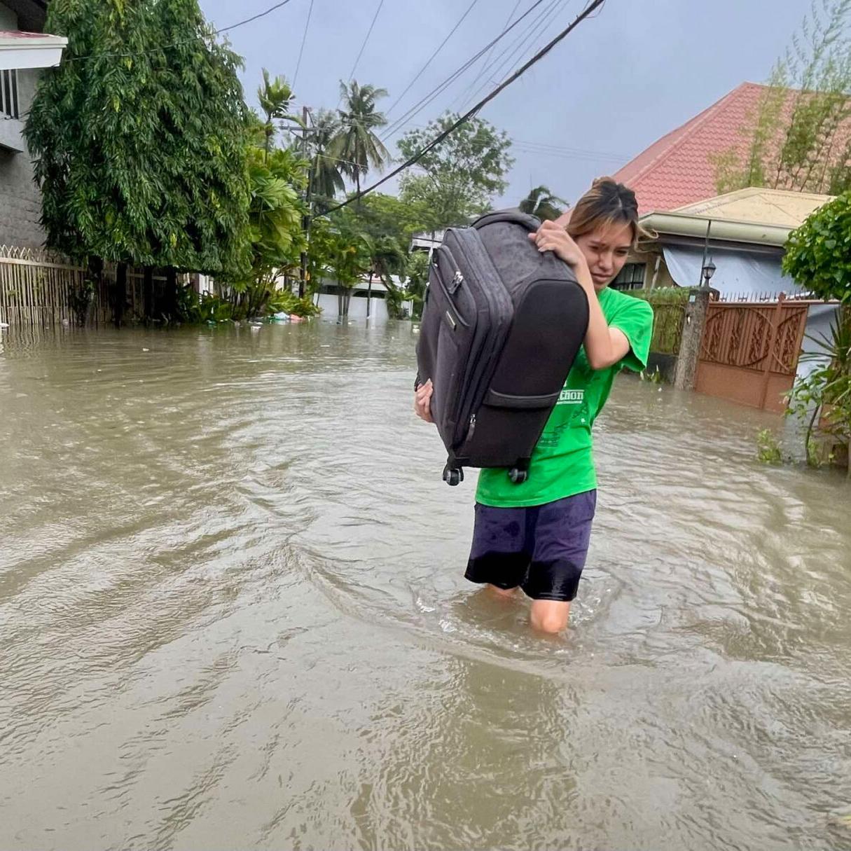 Đã có trường hợp tử vong đầu tiên do bão Kalmaegi: Hàng trăm nghìn người ảnh hưởng, phải sơ tán khẩn cấp- Ảnh 2. Đã có trường hợp tử vong đầu tiên do bão Kalmaegi: Hàng trăm nghìn người ảnh hưởng, phải sơ tán khẩn cấp- Ảnh 2.