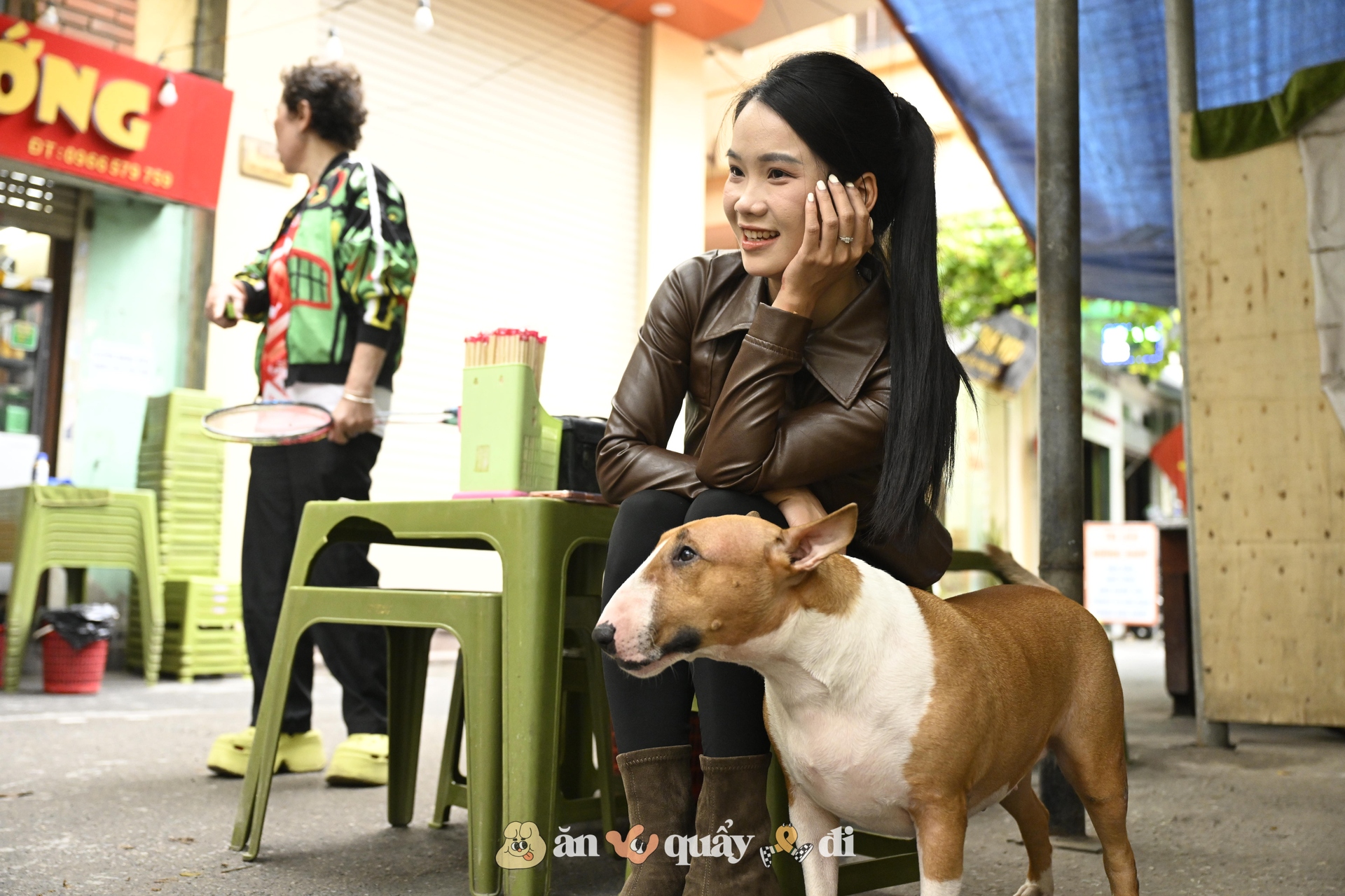 Khách xếp hàng từ sớm để gặp chú chó "nuôi được cả chủ" ở Hà Nội- Ảnh 6. Khách xếp hàng từ sớm để gặp chú chó "nuôi được cả chủ" ở Hà Nội- Ảnh 6.