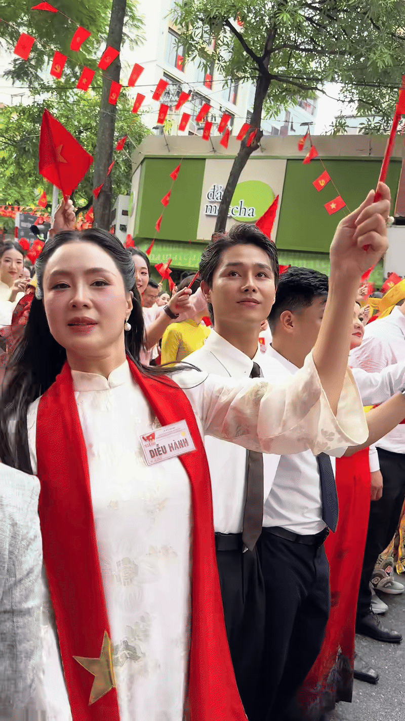 Hồng Diễm với Huyền Lizzie: Ai mới là người đẹp nhất VTV?- Ảnh 7. Hồng Diễm với Huyền Lizzie: Ai mới là người đẹp nhất VTV?- Ảnh 7.