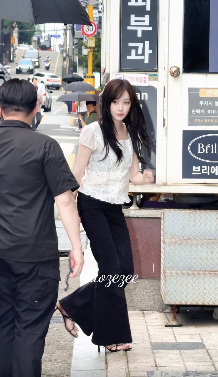 Quần ống loe giúp nữ thần Kpop kéo chiều cao lên 1m7- Ảnh 4.