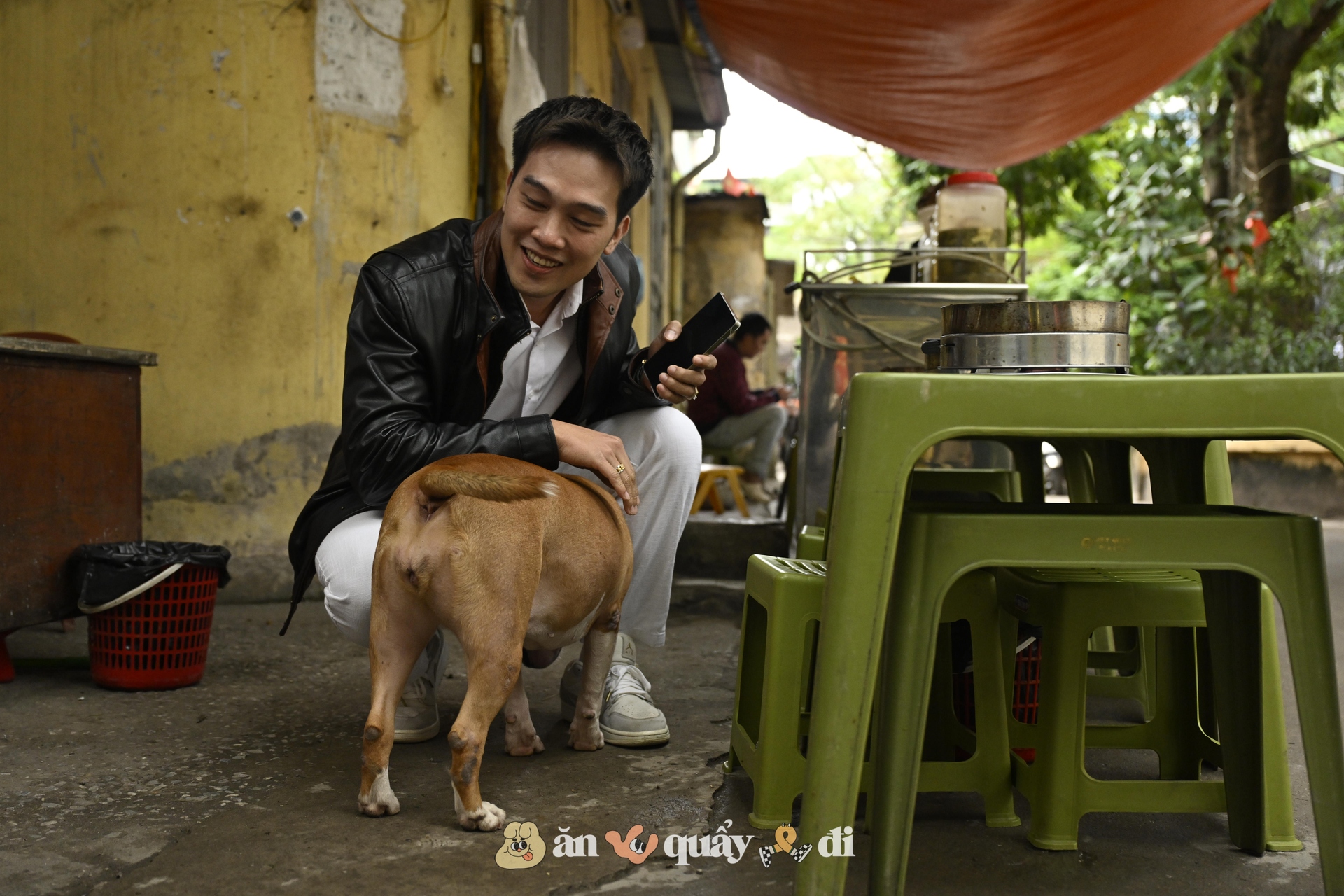 Khách xếp hàng từ sớm để gặp chú chó "nuôi được cả chủ" ở Hà Nội- Ảnh 7. Khách xếp hàng từ sớm để gặp chú chó "nuôi được cả chủ" ở Hà Nội- Ảnh 7.