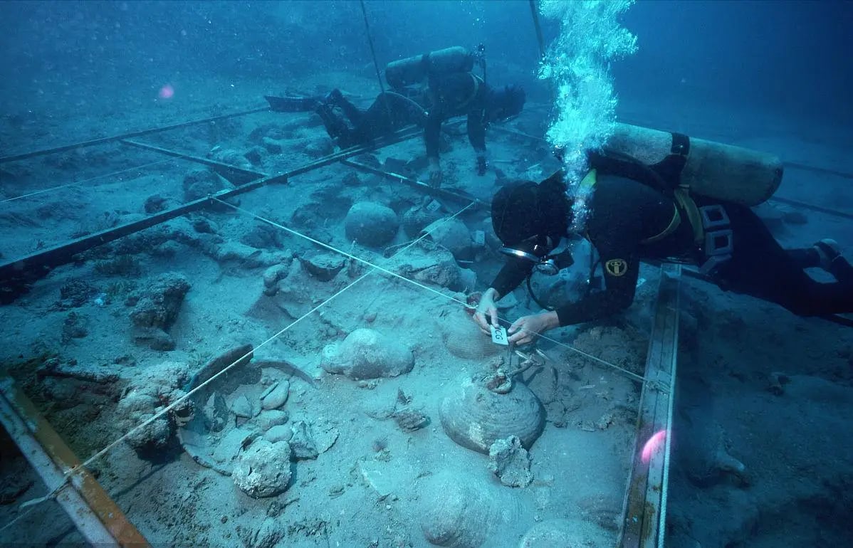 Phát hiện kho báu hơn 4.000 tấn dưới đáy biển, chuyên gia rót hơn 1.100 tỷ đồng, dùng cỗ máy thép nặng 540 tấn để trục vớt suốt 9 tháng mới lấy được- Ảnh 2.