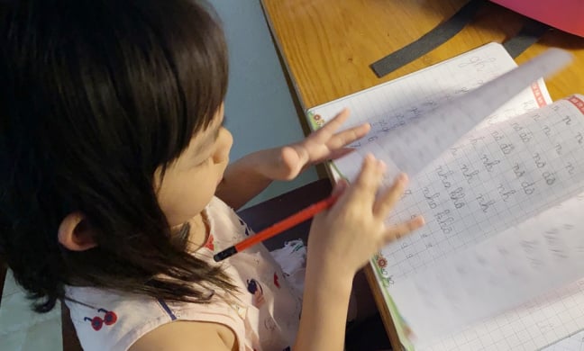 Từ 15/12/2025, cưỡng ép con học tập quá sức bị phạt tới 10 triệu đồng- Ảnh 1. Từ 15/12/2025, cưỡng ép con học tập quá sức bị phạt tới 10 triệu đồng- Ảnh 1.