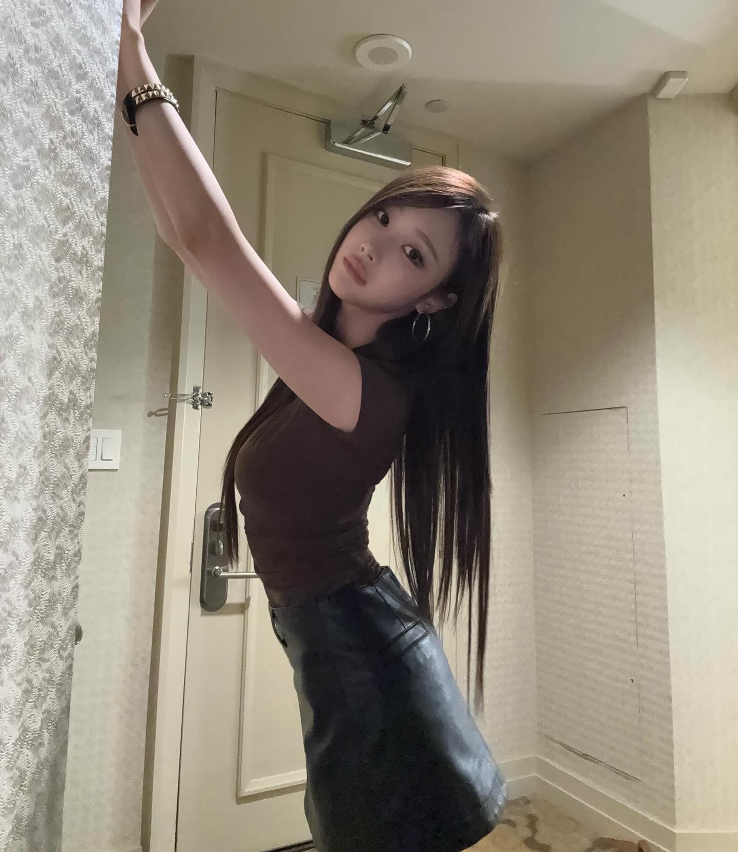 Quần ống loe giúp nữ thần Kpop kéo chiều cao lên 1m7- Ảnh 12.