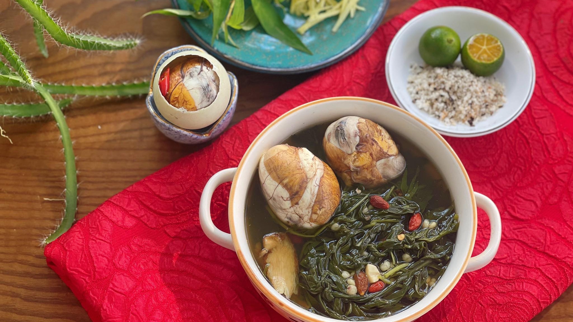 Khách Tây thử món nhiều người Việt cũng chưa chắc dám ăn, nhận xét: "Ở Mỹ tôi không thể tìm thấy nó!"- Ảnh 9. Khách Tây thử món nhiều người Việt cũng chưa chắc dám ăn, nhận xét: "Ở Mỹ tôi không thể tìm thấy nó!"- Ảnh 9.