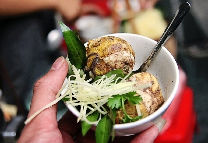 Khách Tây thử món nhiều người Việt cũng chưa chắc dám ăn, nhận xét: "Ở Mỹ tôi không thể tìm thấy nó!"- Ảnh 4. Khách Tây thử món nhiều người Việt cũng chưa chắc dám ăn, nhận xét: "Ở Mỹ tôi không thể tìm thấy nó!"- Ảnh 4.