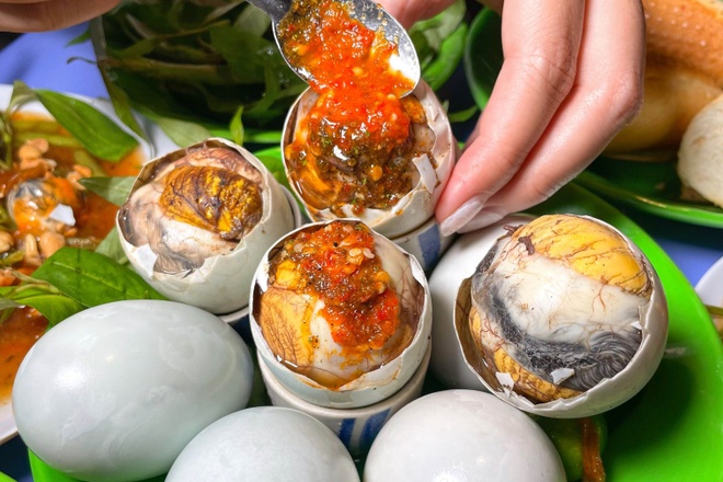 Khách Tây thử món nhiều người Việt cũng chưa chắc dám ăn, nhận xét: "Ở Mỹ tôi không thể tìm thấy nó!"- Ảnh 6. Khách Tây thử món nhiều người Việt cũng chưa chắc dám ăn, nhận xét: "Ở Mỹ tôi không thể tìm thấy nó!"- Ảnh 6.