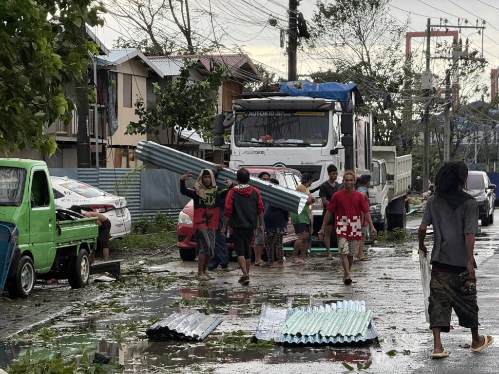 Bão Kalmaegi tàn phá: Gió giật 205 km/h, hàng nghìn người sơ tán, có nơi dân phải chui hang đá tránh nạn- Ảnh 2. Bão Kalmaegi tàn phá: Gió giật 205 km/h, hàng nghìn người sơ tán, có nơi dân phải chui hang đá tránh nạn- Ảnh 2.