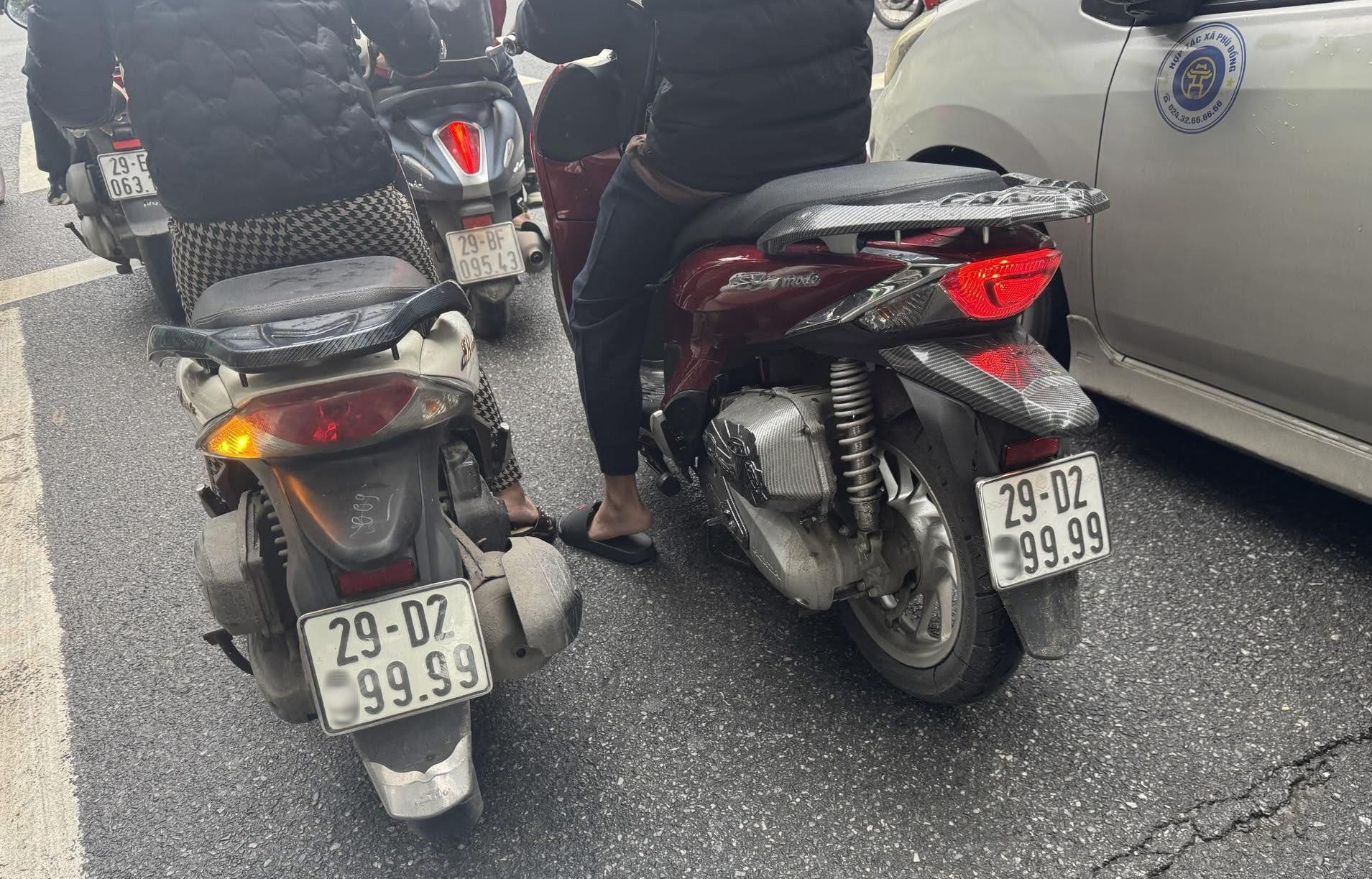 Thông tin bất ngờ vụ biển số xe "song sinh" 4 số 9 lưu thông trên phố Hà Nội- Ảnh 1.